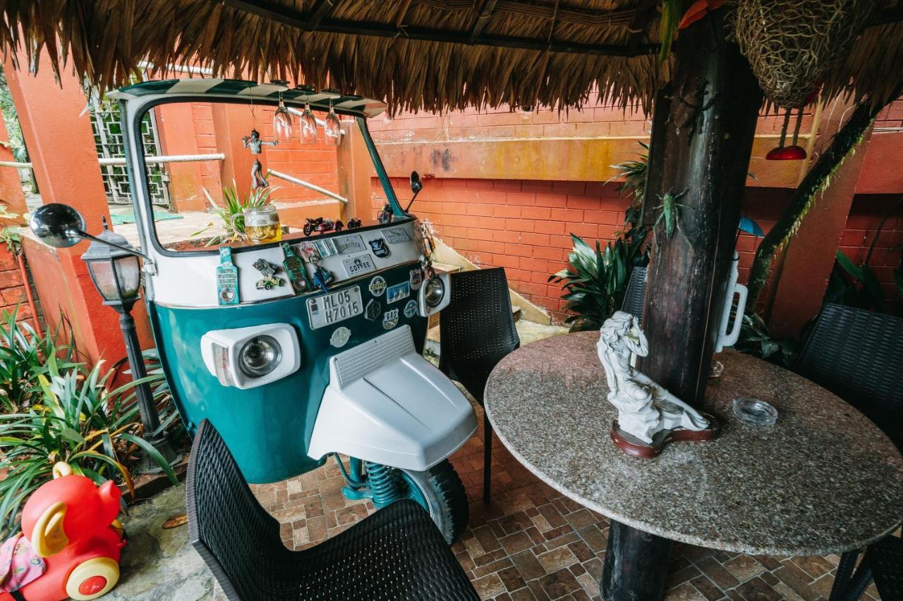 Rock Cliff Home Stay Шилонг Екстериор снимка